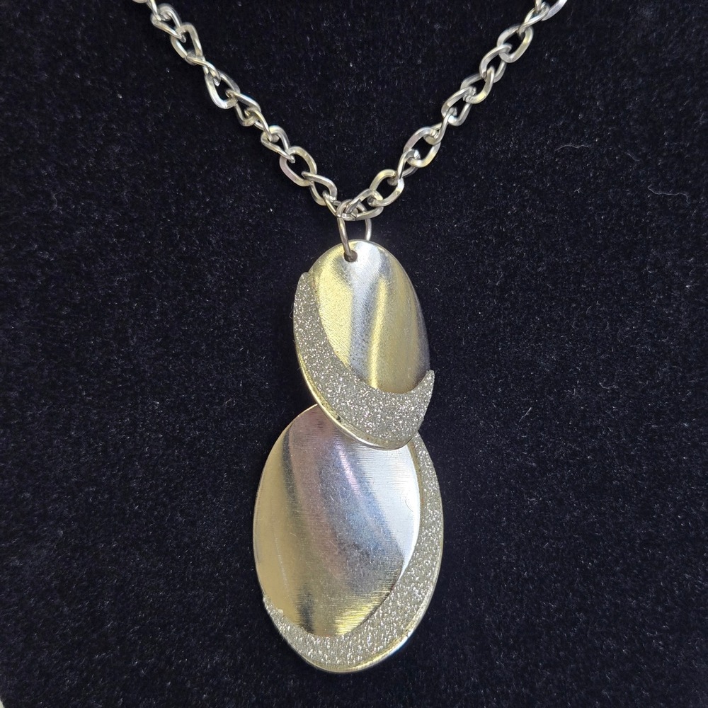 Silver Tone‎ Glitter Overlapping Oval Pendant Necklace, 19" Chain